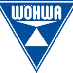 Logo, der Wöhwa, blaues Dreieck, das die Spitze unten hat. Darin ein weißer Schriftzug mit dem Firmennamen, darunter ein flaches weißes breites Dreieck, dessen Spitze mit einem schmaleren auch weißen Dreieck mit der Spitze nach oben steht.