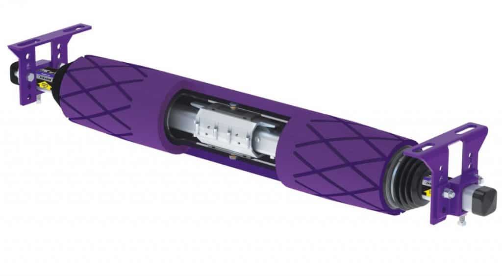Bandzentrierstation PTEZ von Flexco. Ein violettes Gerät, das Förderbänder stabil hält und somit Bandschieflauf verhintert. Rechts und Links von der "Rolle" sind Eckwinkel angebracht