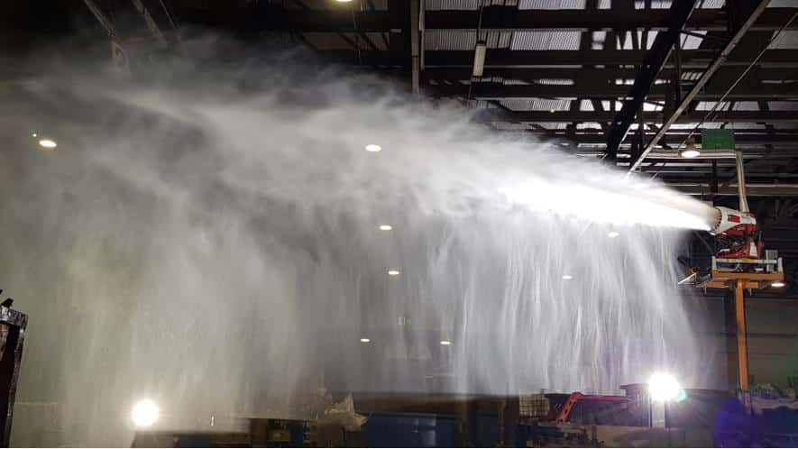 Wasserturbine sprüht in Industriehalle Wasser.