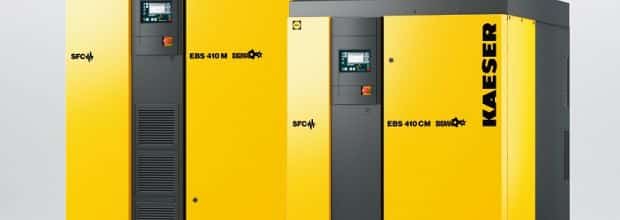 Zwei versetzt hintereinander stehende Frequenzumrichter in ihren gelben Schränken.