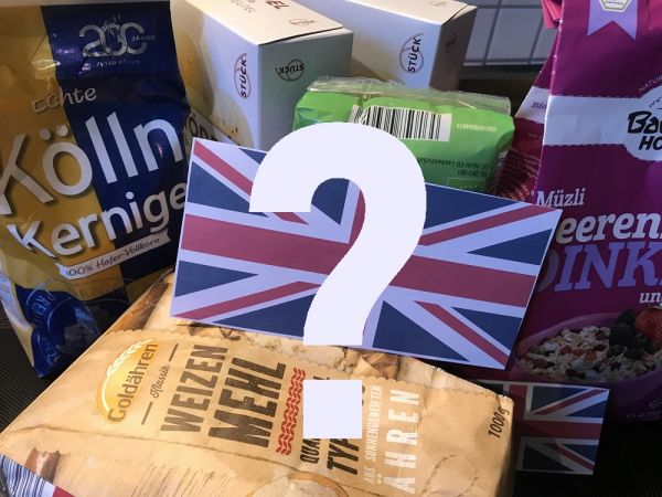 Im Hintergrund Lebensmittelverpackungen und darauf ein Union Jack, davor war ein Fragezeichen.