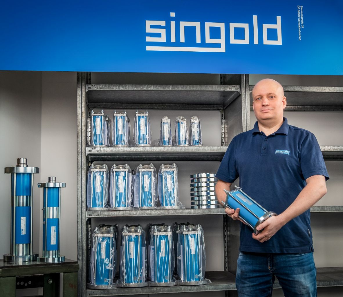 Mitarbeiter der Singold steht vor einem Regal mit Klopfern auf schuettgutmagazin.de