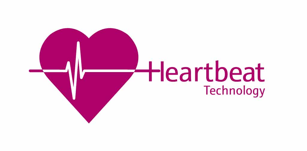 Logo, der Heartbeat Technology der Endress+Hauser. Ein dunkelrotes Herz, das durch einen Herzschlaggrafen (vor und hinter dem Herz rot, darin weiß) waagerecht durch das Herz führt und zum H Strich des Wortes Heartbeat führt. Darunter in gleicher Farbe das Wort Technology