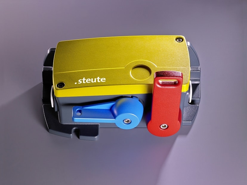Seilzug-Notschalter der steute technologie. Oben gelber Druckschalter, rechts ein hochgeschobener roter Drehschalter und links daneben ein blauer Drechschalter.