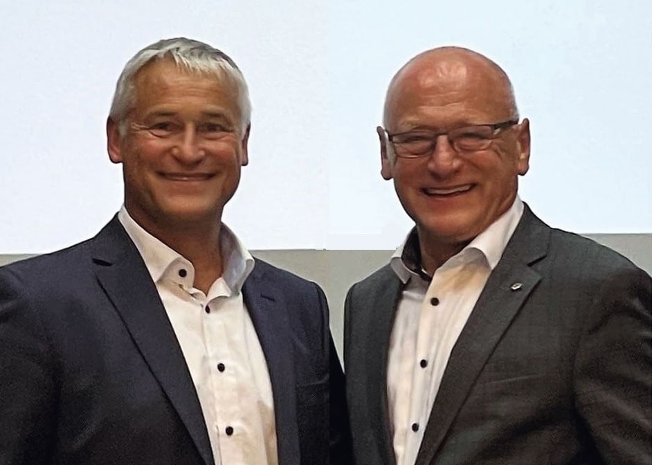 Vize Präsident Guido Veit und Managing Director Rochung Hofmann lächeln in die Kamera