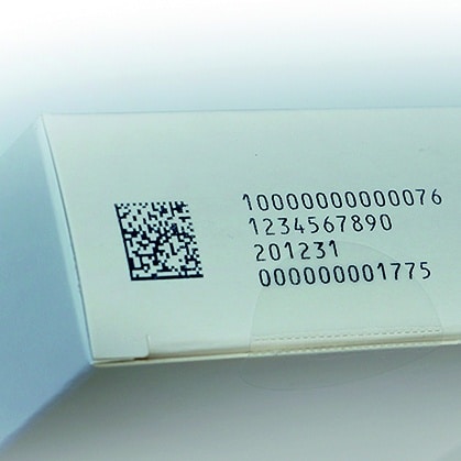 Boden einer Pharma Produktschachtel mit Digital-Code und Zahlenkennzeichnung