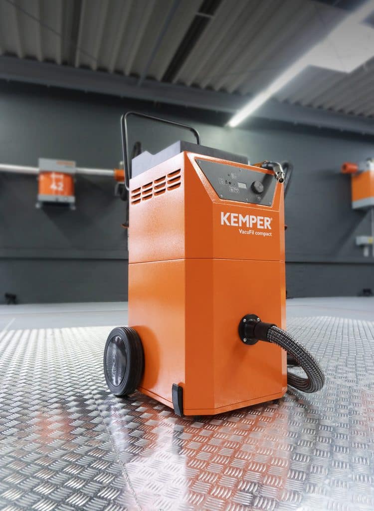 Orangenes industrielles Absauggerät VacuFil von Kemper. Rechteckiges Sauggerät mit Rollen zum nach hinten klappen und bewegen. Saugschlauch und Bedienelement auf der gleichen Seite.