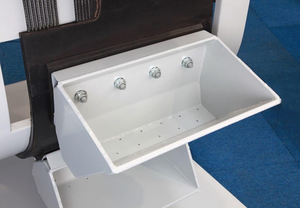 Schaufelartige Träger die an Gurtförderung angebracht werden.