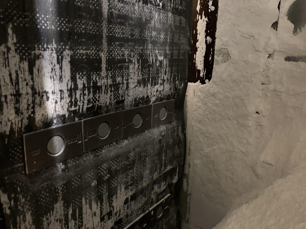 Befestigungen die auf einem Gurt angebracht sind.