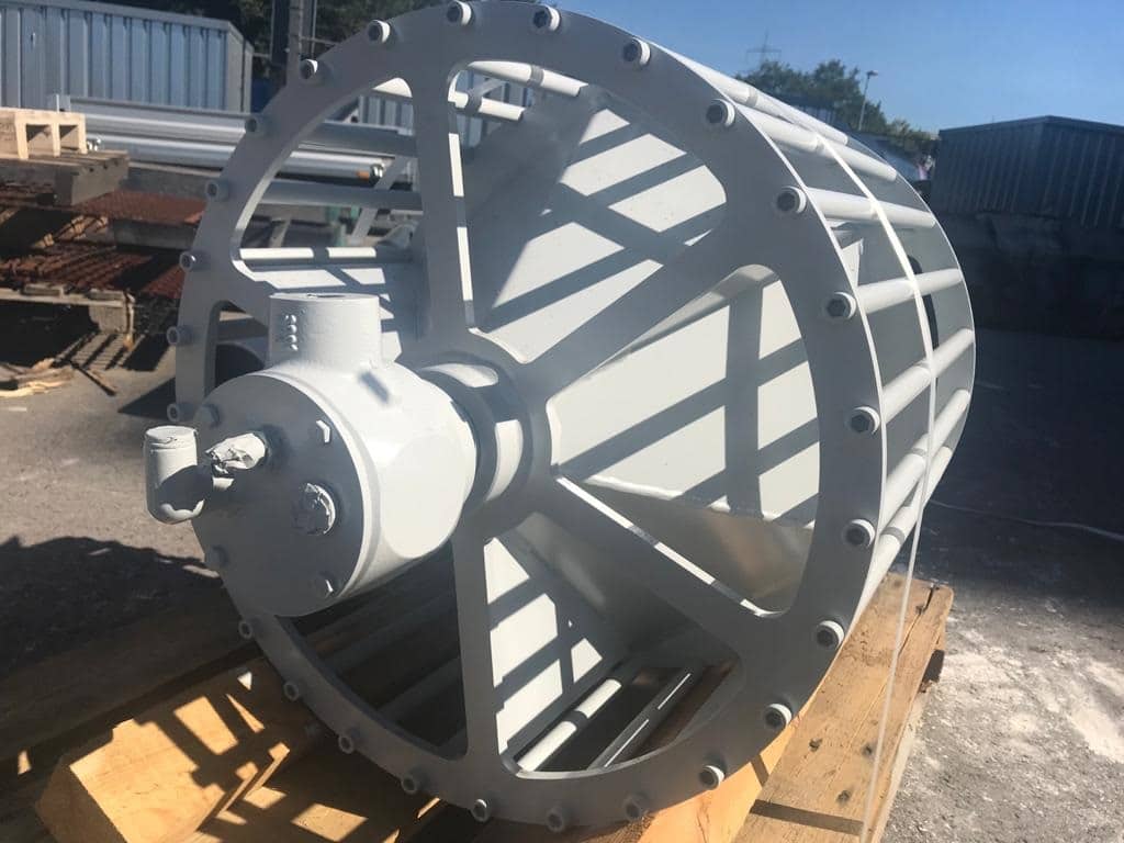 Spanntrommel vor dem Eingau auf dem Firmenhof