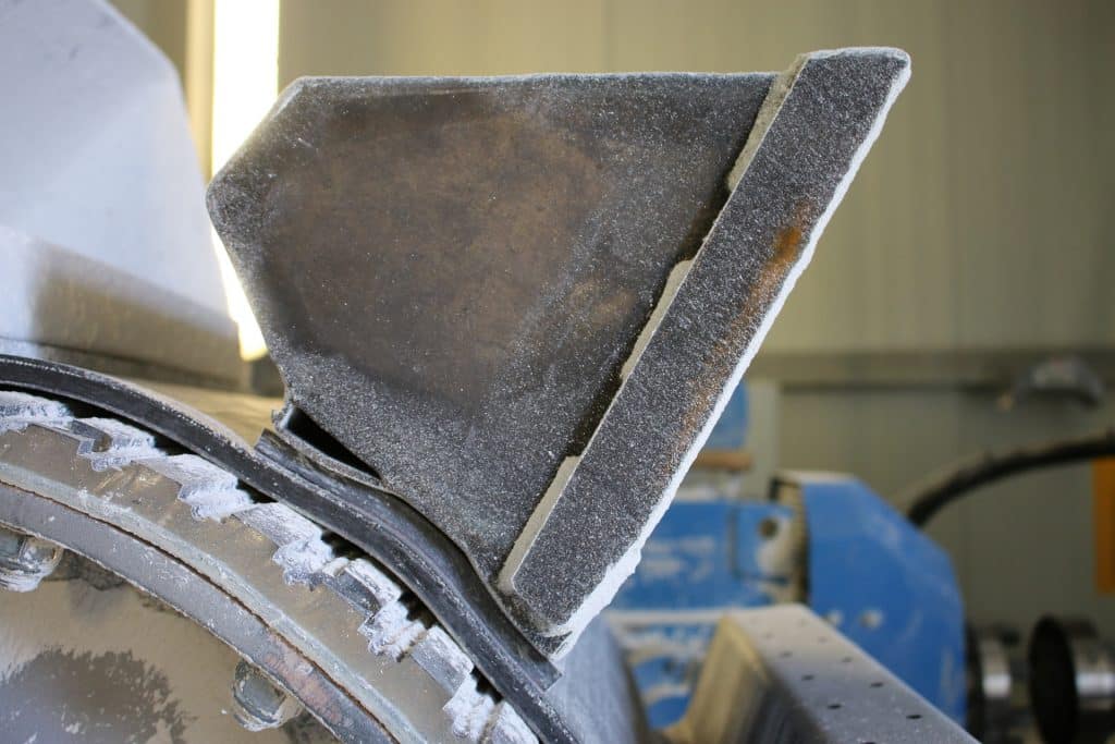 "Becher" in Trichterform auf Gurt in Produktionshalle eines Becherwerks