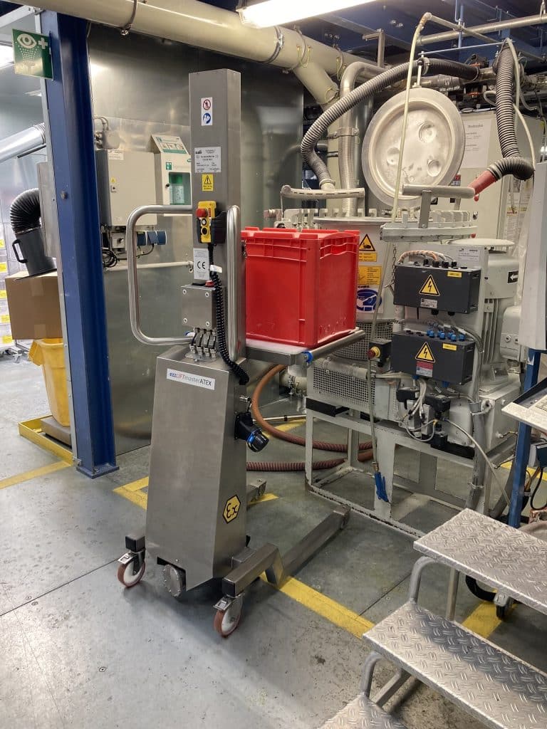 Kleine wie ein Gabelstapler anmutende Hebehilfe für den Explosionsschutz Bereich in einer Fertigungshalle