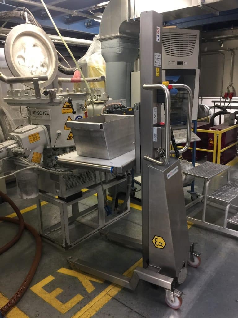 Kleine wie ein Gabelstapler anmutende Hebehilfe für den Explosionsschutz Bereich in einer Fertigungshalle