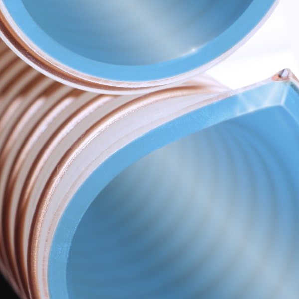 Goldene Schläuche mit blauer thermoplastischer Auskleidung