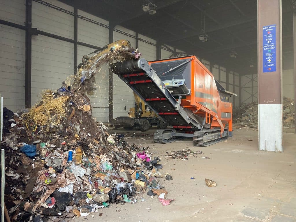 Ein Mischschrottzerkleinerer in einer Werkshalle beim zerkleinern diversen Mülls