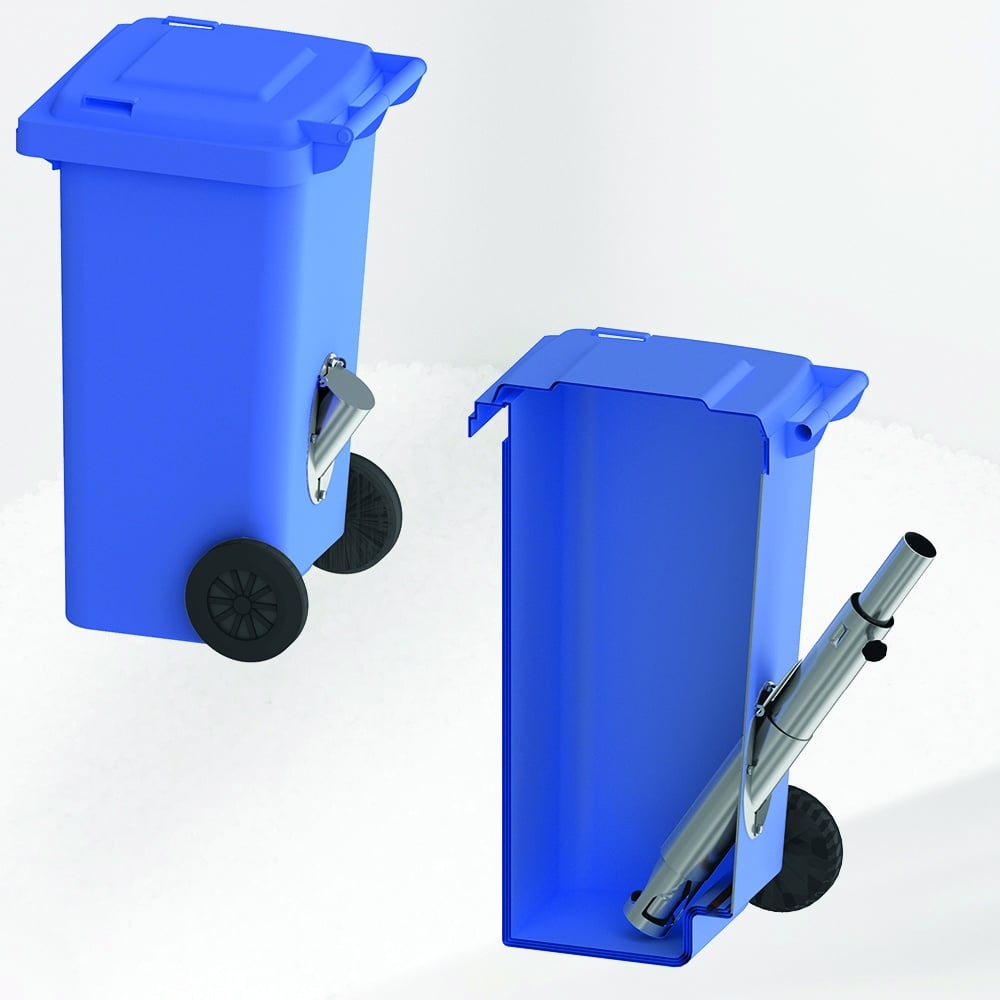 Achberg - Blaue Kunsstoffbehälter die wie Mülltonnen aussehen mit einer integrierten Vorrichtung im unteren hinteren drittel des Behälters. Dort kann ein Rohr in den Saugstutzen eingeführt werden, um die Entleereung zu erleichtern - auf schuettgutmagazin.de