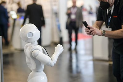 Menschlich wirkender weisser Robotter wird von Besucher der all about automation mit dem Mobiltelefon aufgenommen, auf schuettgutmagazin.de