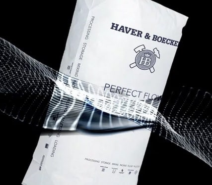 Logo der Haver & Boecker hinter einem Art von Gewebe auf schuettgutmagazin