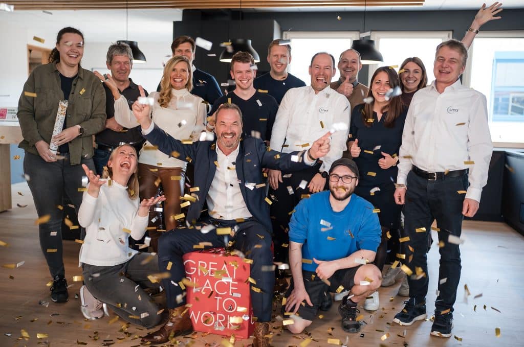 UWT Mitarbeiter feiern den Gewinn des Wettbewerbs "Great Place to Work®", auf schuettgutmagazin.de