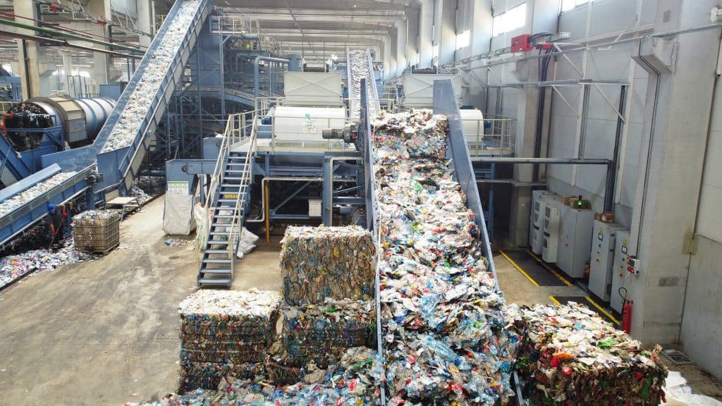 Recyclinganlage mit Förderbändern und verschiedenen Etagen - gepresstes Schüttgut neben den Förderbändern - auf schuettgutmagazin.de