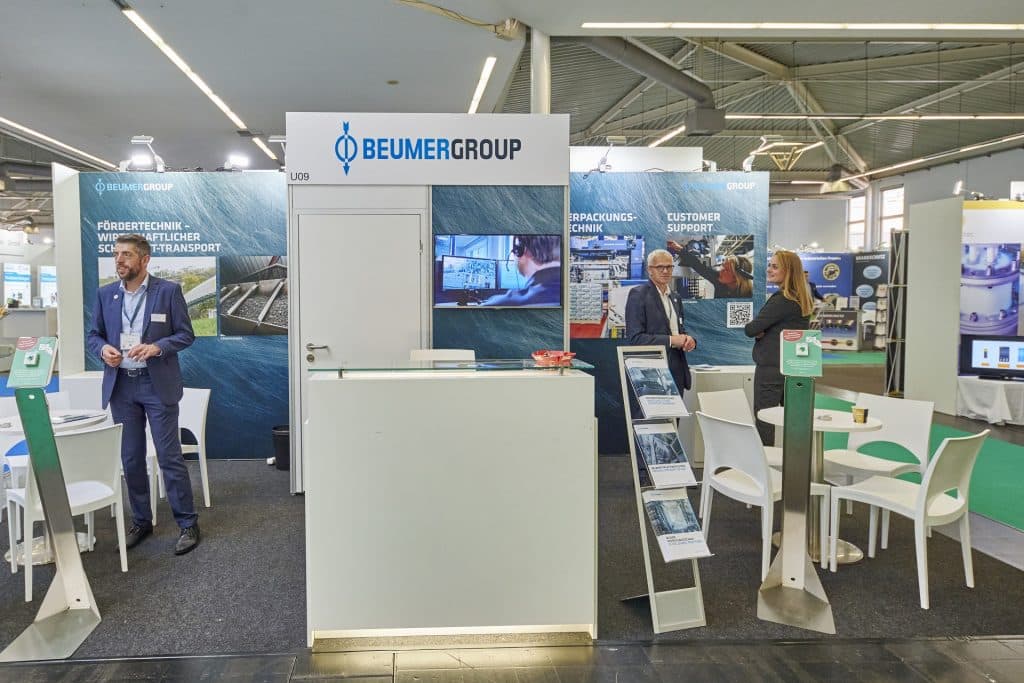 Messestand der BEUMER Group GmbH & Co. auf der Solids 2022 in Dortmund, auf schuettgutmagazin.de