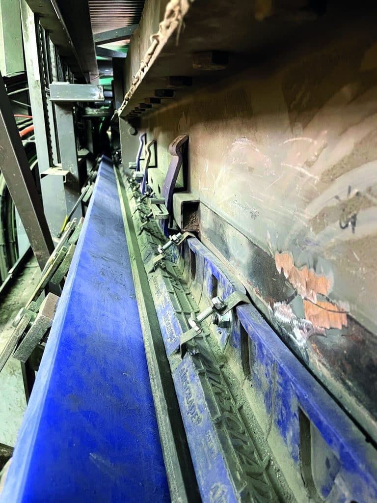 Laufband in einer Produktionshalle mit einem SureSupport von Scrape Tec, auf schuettgutmagazin.de