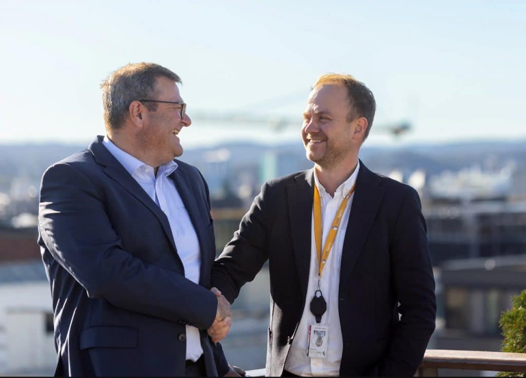 Rechts, Anders Lunde Angen von Helthjem links Lars Beier Madsen von der BEUMER Group nach Verwirklichung einer automatisierten Sortieranlage