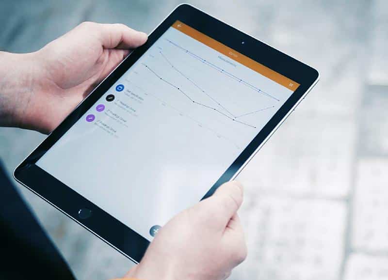 Tablet, das gehalten wird, mit der Conti+ Applikation auf dem Bildschirm, auf schuettgutmagazin.de