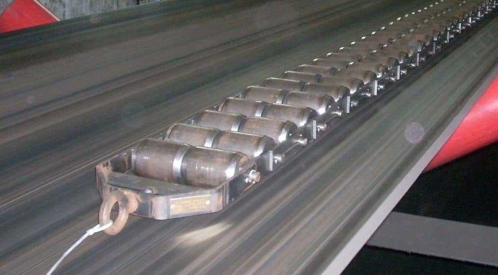 Siemens Testkette simuliert hohe Materiallast unter Betriebsbedingungen. Kette mit vielen Messelementen in der Reihe auf einem Laufband.