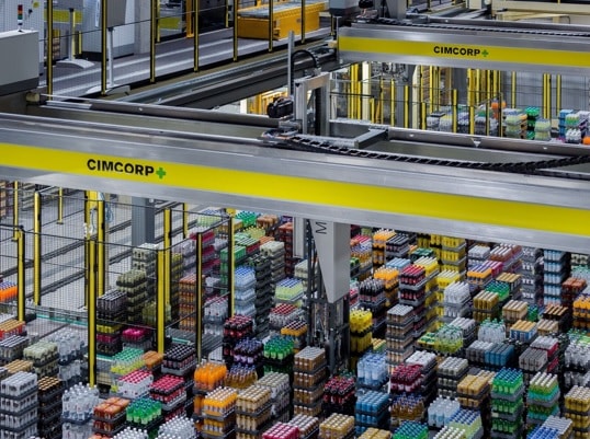 Blick von oben in eine Halle mit Getränken. Oben auf eine Cimporp+ Portaleinheit auf der Energieführungsketten liegen, auf schuettgutmagazin.de