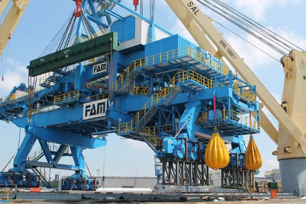 Verladesystem der FAM in einem Hafen. Mehrgeschossiges verschiebbares Verladesystem in einem Hafen mit daneben stehendem Kran.
