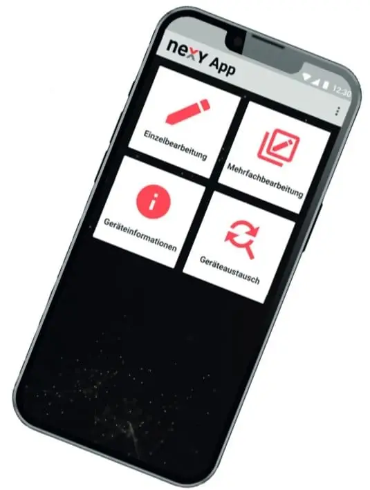 Display eines Mobiltelefons das die nexy App zeigt. Vier Quadrate, Einzelbearbeitung (Stift) Mehrfachbearbeitung (Stift in Quadrat auf L förmiger Linie), Geräteinformation (roter Kreis mit weißem kleinen I in der Mitte) Geräteaustausch (zwei gegenüberliegende halbrunde Pfeile, wobei der untere noch einen Haltegriff stilisiert)