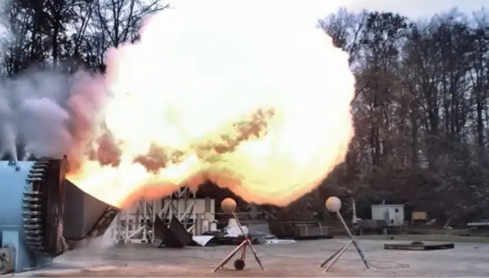 Versuchsanordnung im Außengelände. Vor dem Druckbehälter ist eine schräg verlaufende Berstscheibe angebracht. Hierdurch wird die Explosion nach oben geleitet.
