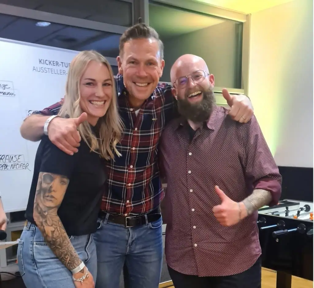 Der Moderator des Abends Erik Meijer zwischen Sarah Neumann und Michael Jansen, beide von der Firma Bückmann