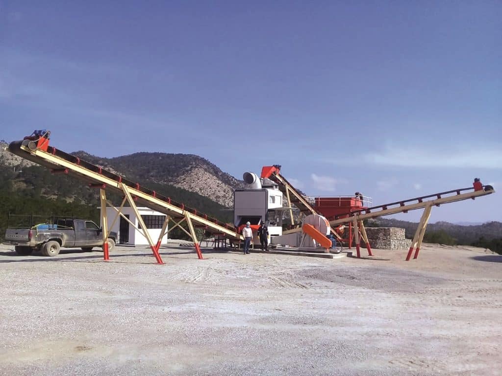 Außengelände mit Transportbändern für Barit.