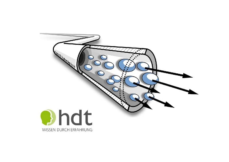 Grafik des Hauses der Technik zum Tag der pneumatischen Fördertechnik. Man sieht ein Rohr, das sich durch das Bild schlängelt, im letzten Stück durchsichtig ist und Partikel in Pfeilbewegung aus dem Rohr hinaus aufzeigt.