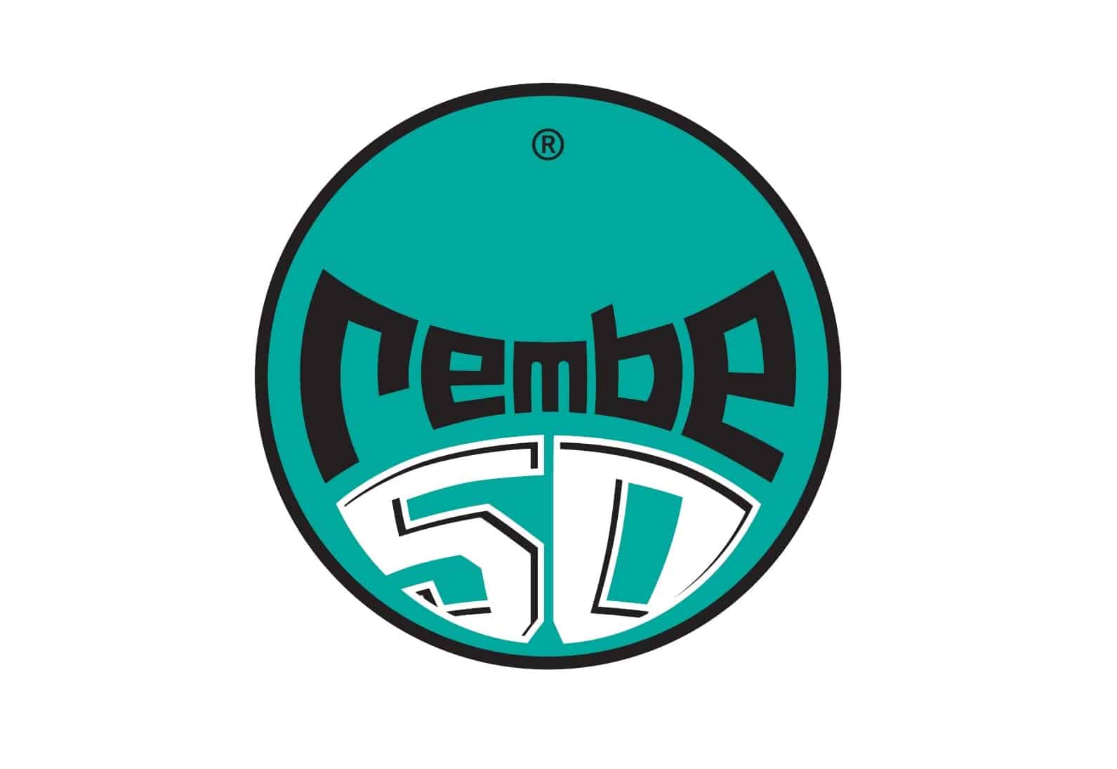 Logo, der Rembe in Form eines Balles. Grüner Hintergrund, schwarze Schrift für Rembe, außen größer als innen, darunter eine 50 in Weiß. Ganz oben das eingetragene Markenzeichen, auf schuettgutmagazin.de