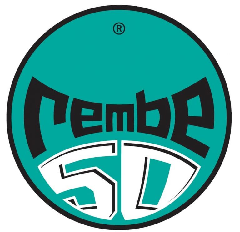 Logo, der Rembe in Form eines Balles. Grüner Hintergrund, schwarze Schrift für Rembe, außen größer als innen, darunter eine 50 in Weiß. Ganz oben das eingetragene Markenzeichen, auf schuettgutmagazin.de