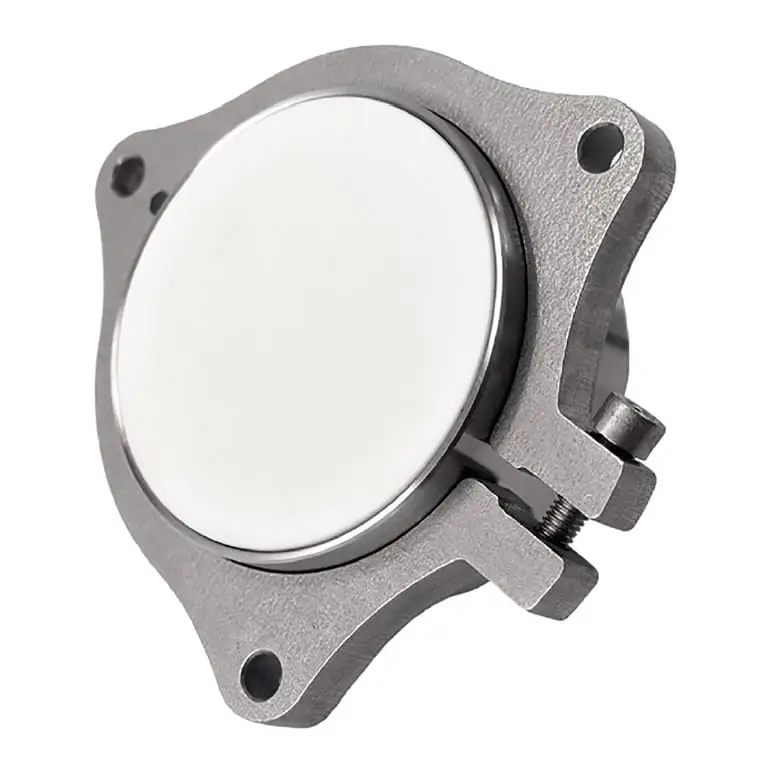 Ein weißer Liebherr Sensor, sitzt in der Mitte eines Klemmflansch, in den er eingeschraubt ist.