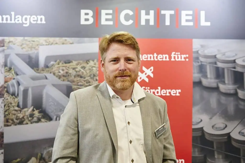 Stefan Glin auf dem Solids 2023 Messestand der Bechtel