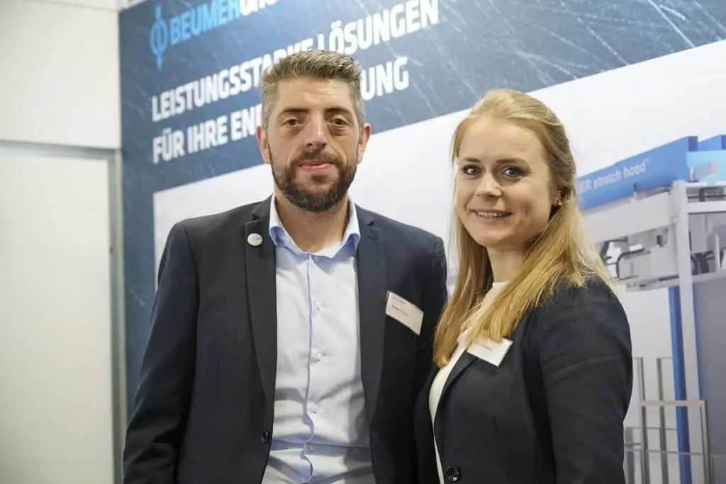 Stefano Russ und Mariana Papenkort auf dem Solids 2023 Messestand der Beumer Group