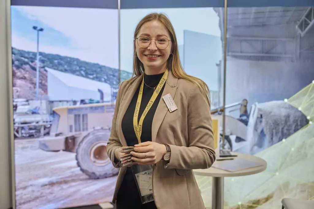 Anna von Berg auf dem Solids 2023 Messestand der Blickfeld