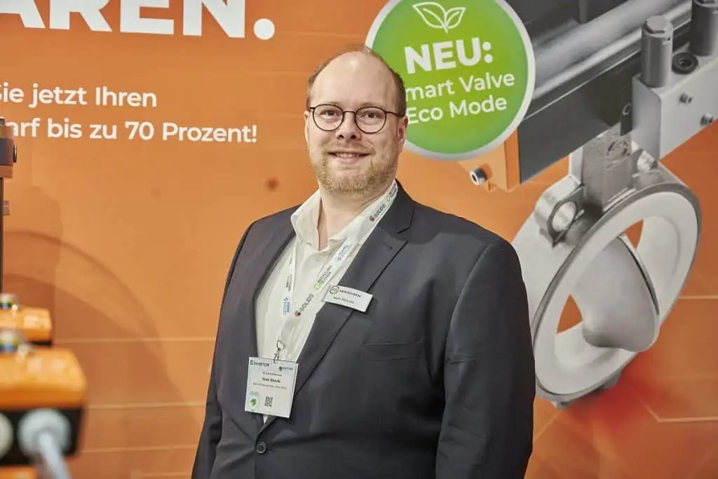 Niels Makolla auf dem Solids 2023 Messestand der Ebro