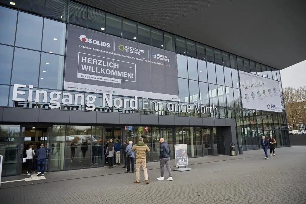 Eingang Nord der Solids 2023 mit Menschen die in das Gebäude gehen.