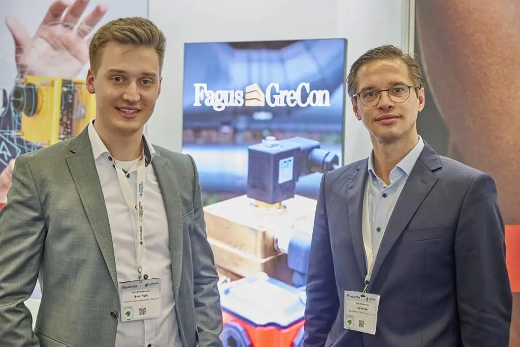 Sven Pook und Ingo Kirste auf dem Solids 2023 Messestand der Fagus Grecon