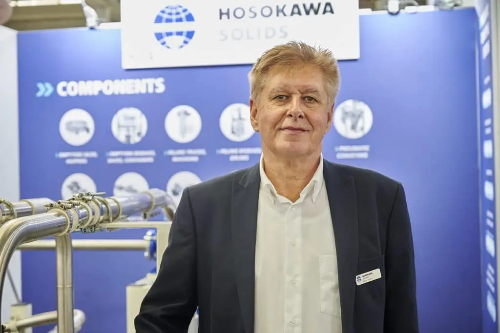 Peter Matus auf dem Solids 2023 Messestand der Hosokawa
