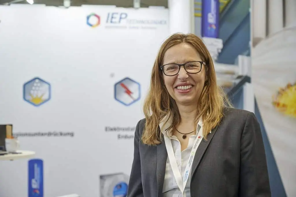Gaby Herbrand auf dem Solids 2023 Messestand der IEP