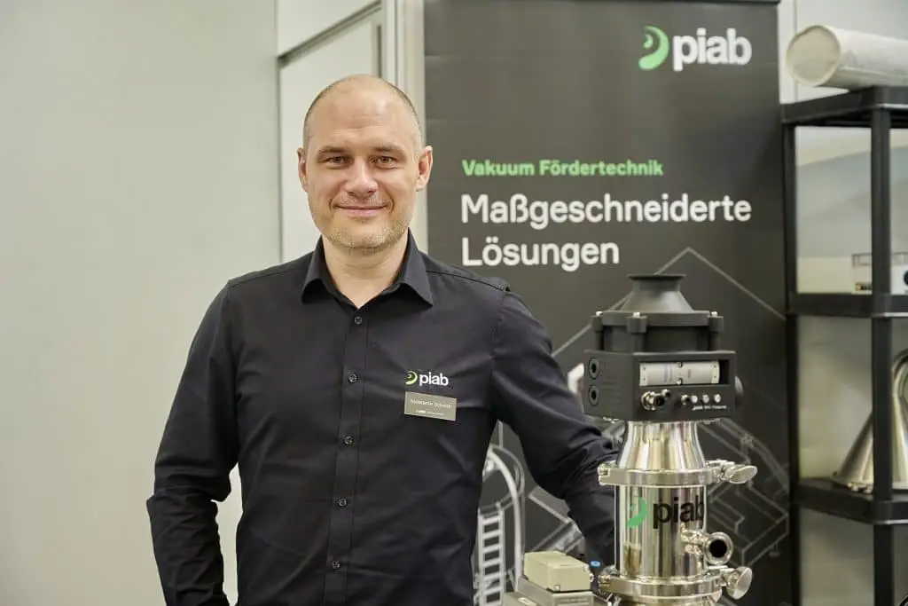 Simon Alois Jones auf dem Messestand der piab auf der Solids 2023