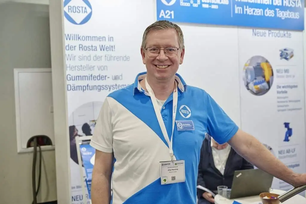 Jörg Heyming der Rosa auf seinem Messestand der Solids 2023