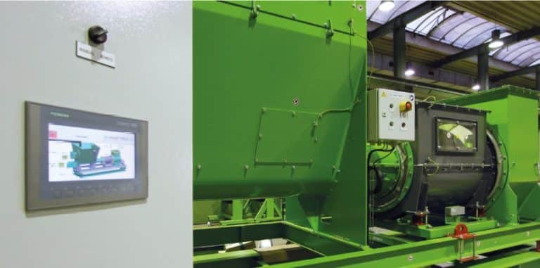 Ein in einer Industriehalle stehendes grünes Steuerungssystem der DI MATTEO. Links ein Steuerungspanel-Bildschirm, rechts das Wäge und gravimetrische Dosiersystem. Verbunden durch eine Einheit, die aussieht wie ein großer Mischkessel mit Fenster.